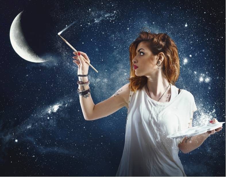 אישה צובעת את הירח