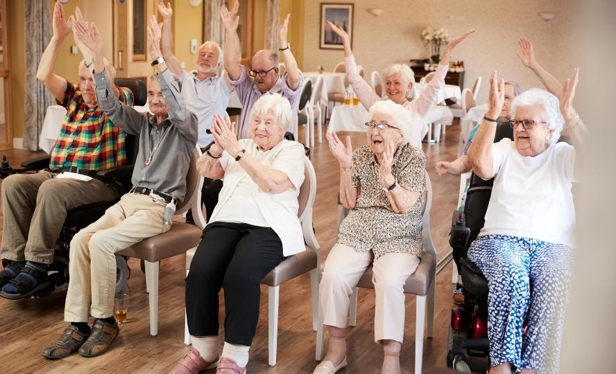 קבוצה של קשישים בשיעור התעמלות כבר לא חשים בדידות