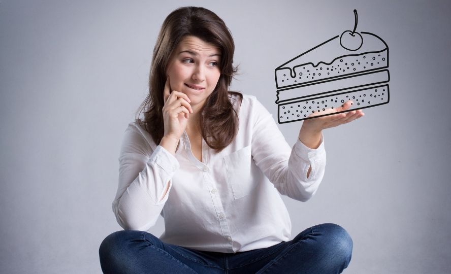 אישה מחזיקה עוגה דמיונית - טיפים לירידה במשקל
