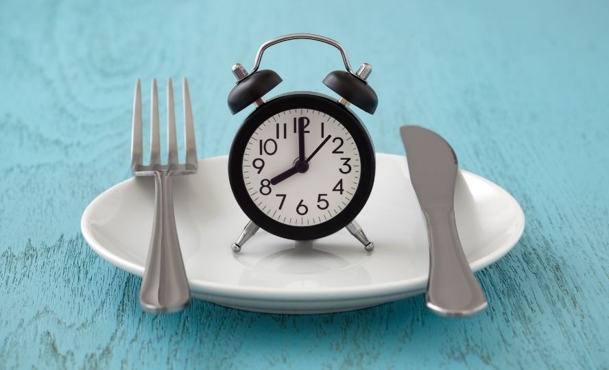 להפסיק לאכול מוקדם מסייע - דיאטה מהירה 