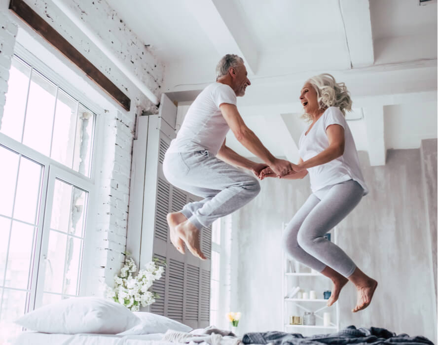 זוג מבוגר קופץ על המיטה