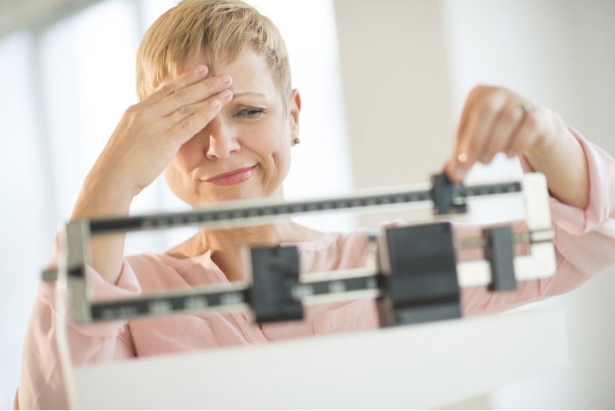 אישה נשקלת - עלייה במשקל - הורמונים גיל המעבר