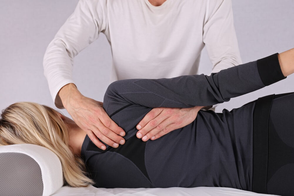טיפול אוסטאופתי בבעיות יציבה וכאבי גב