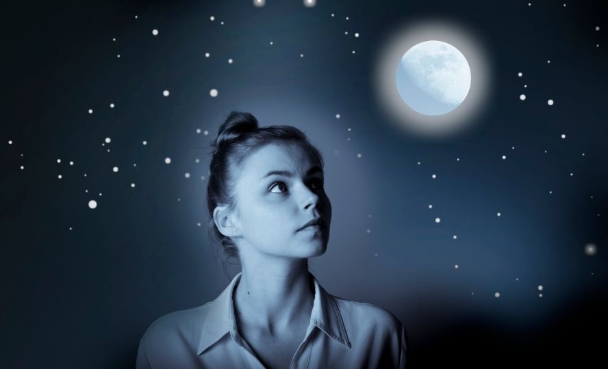 אישה מביטה על הירח