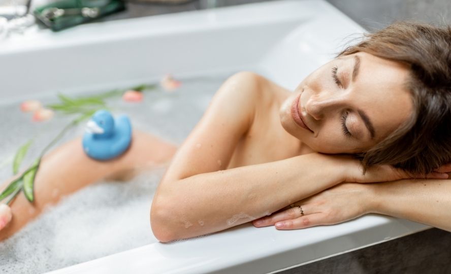 אמבטיה עם שמנים מסייעת - ריח רע מהנרתיק טיפול טבעי