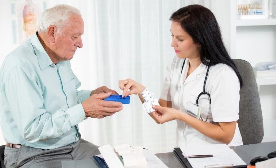רופאה ומטופל קשיש עוברים על תרופות
