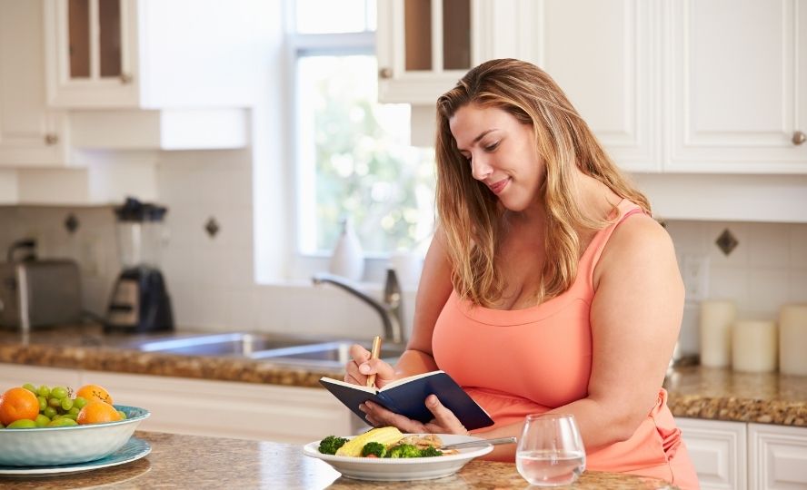אישה מנהלת יומן אכילה - טיפים לירידה במשקל