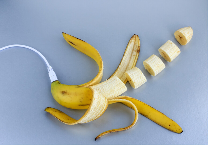 בננה מחוברת למטען טלפון