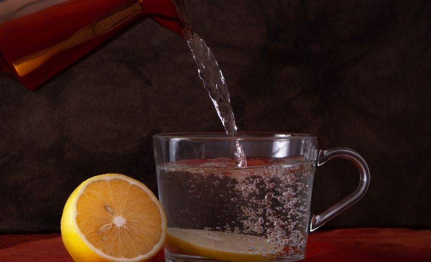חצי לימון טרי וחצי כוס מים - לחיטוי הגרון ונגד כאב גרון