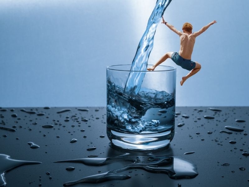 ילד קופץ לכוס מים