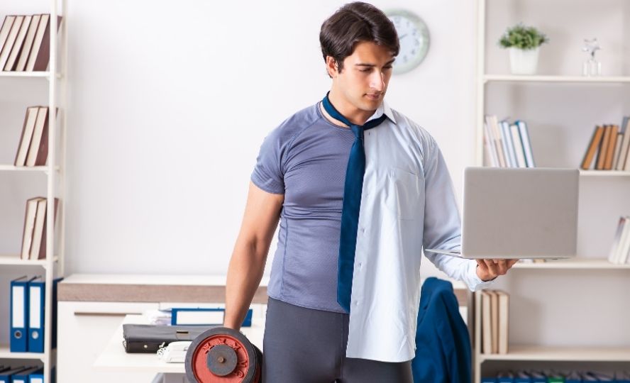 גבר באימון במהלך העבודה - טיפים לירידה במשקל