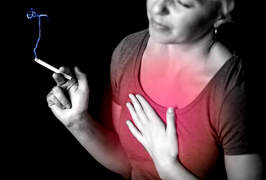 אישה מעשנת הסובלת ממיחושים בחזה