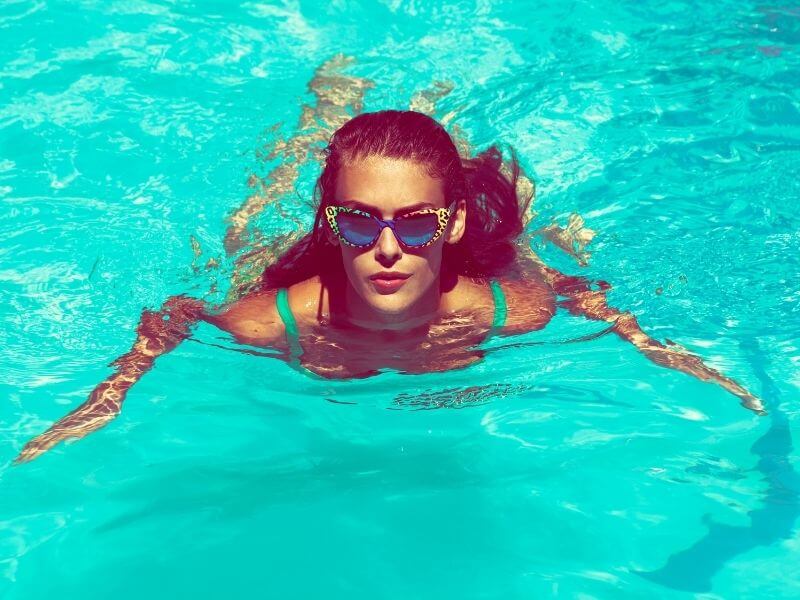 אישה שוחה בבריכה