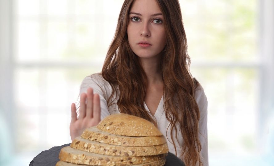 בחורה אומרת לא ללחם - רק מאכלים ללא גלוטן