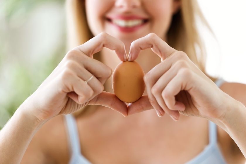 אישה מחזיקה ביצה - האם ביצים זה בריא
