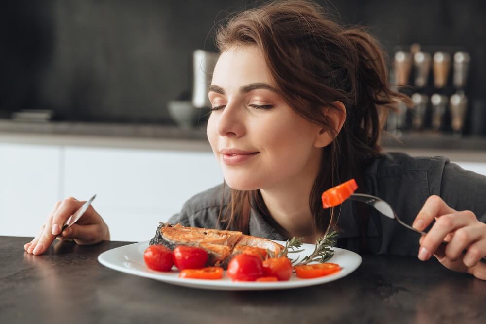 אישה מריחה ומתענגת על אוכל אכילת מיינדפולנס