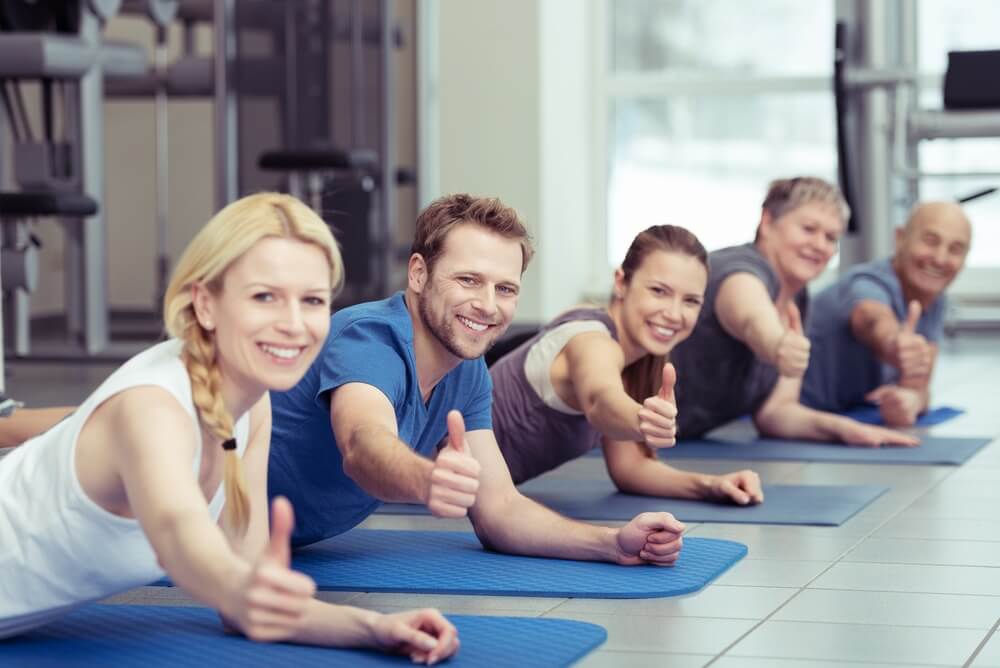 שיעור יוגה בהשתתפות גברים ונשים