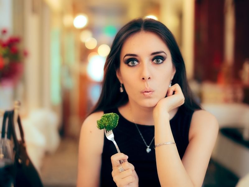 אישה אוכלת ברוקולי ומטרדת מכך -אורתורקסיה