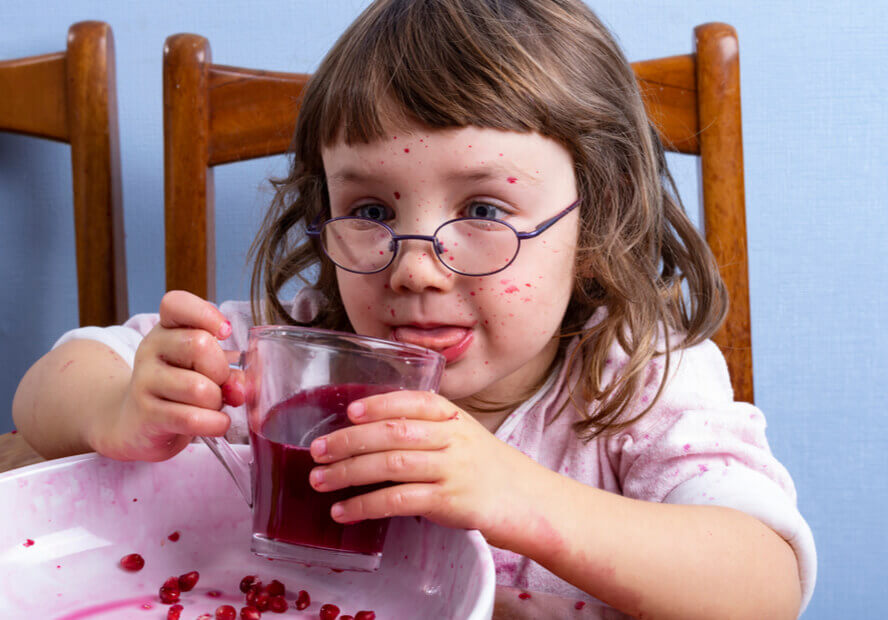 ילדה שותה מיץ רימונים נגד תולעים בטוסיק