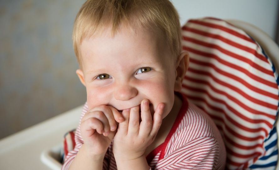 ילד עם אצבעות הידיים בפה השלב הראשון בדרך - תולעים אצל ילדים