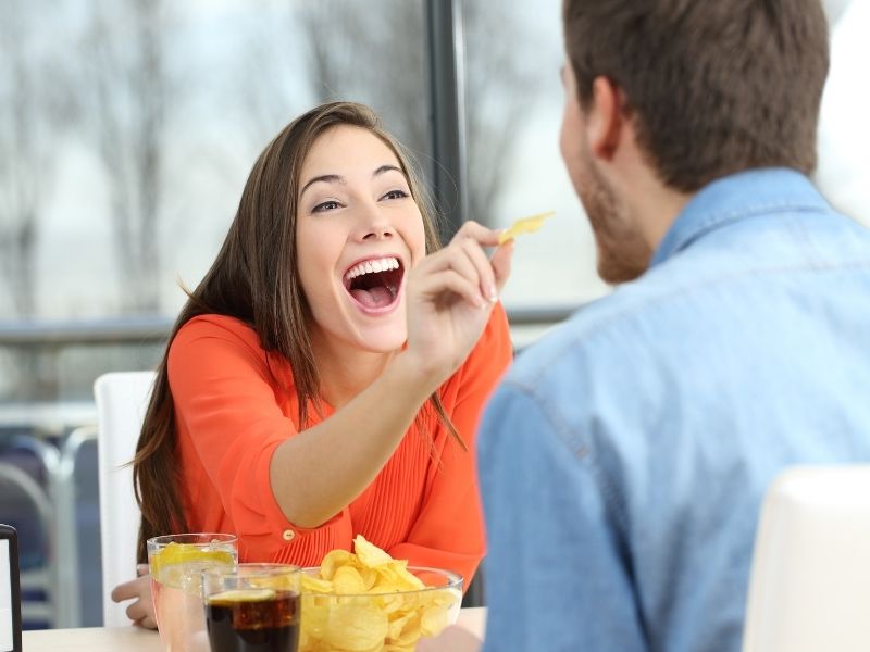 אישה מאכילה את הגבר בצ'יפס - שאלות היכרות ואוכל