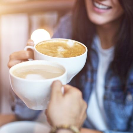 זוג שותה קפה - היכרויות בחיים האמיתיים