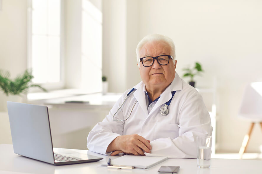 רופא מבוגר - לרופאים סיכון נמוך יותר לחלות בדמנציה