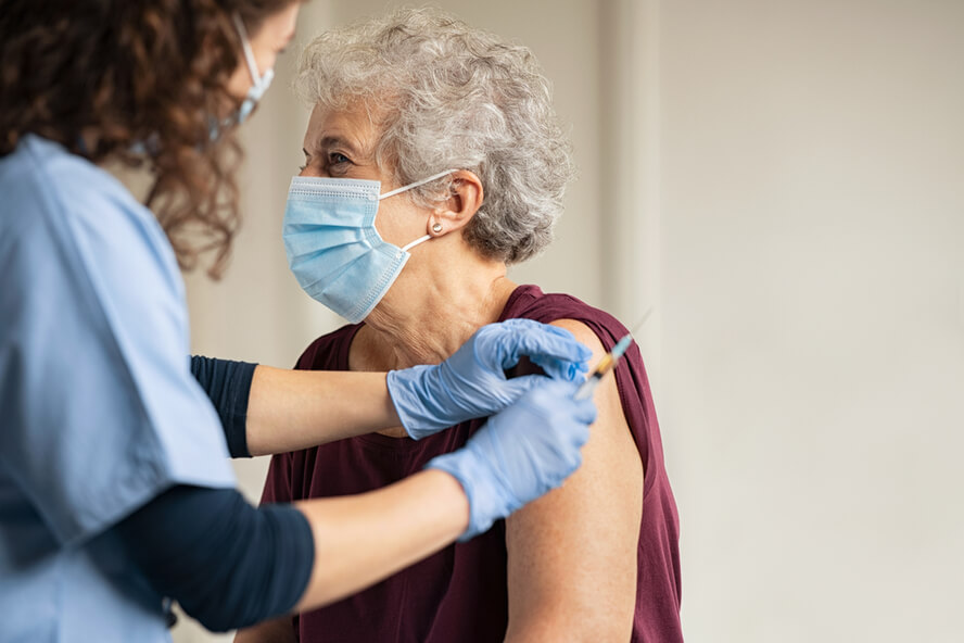 אישה מבוגרת מתחסנת נגד קורונה - חיסונים