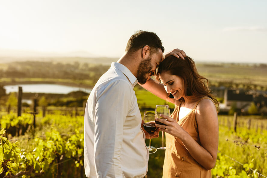 גבר ואישה לוגמים יין בשדה