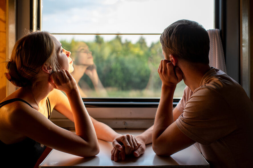 זוג מאוהב יושב ברכבת - אהבה עצמית וזוגית