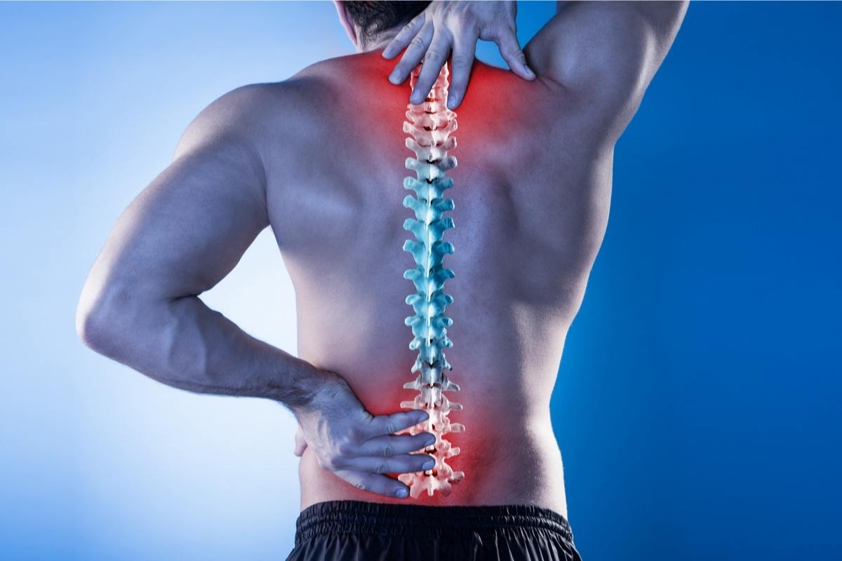 כאבי גב כתוצאה מיציבה לא נכונה | צילום: shutterstock