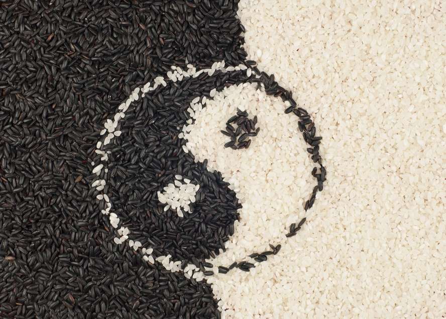 אורז לבן ושחור בצורת סמל יין ויאנג