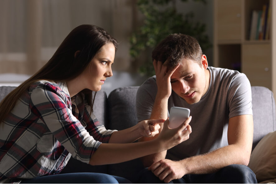 סקרנות: אישה מבררת מול בן זוגה את המידע המופיע בטלפון שלו