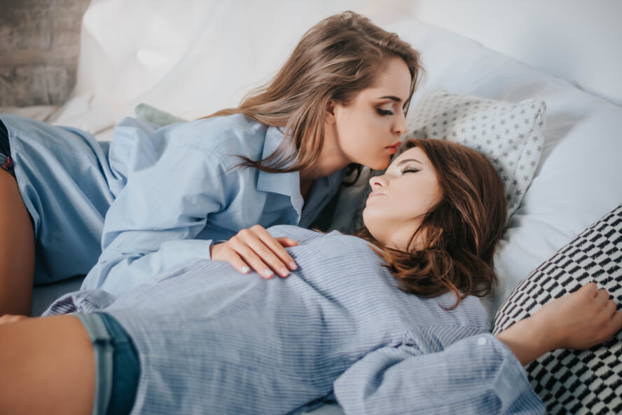 זוג נשים במיטה - אורגזמה נשית מנשים