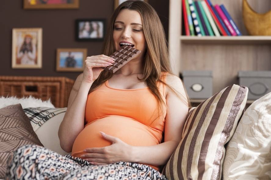 אישה בהיריון אוכלת שוקולד