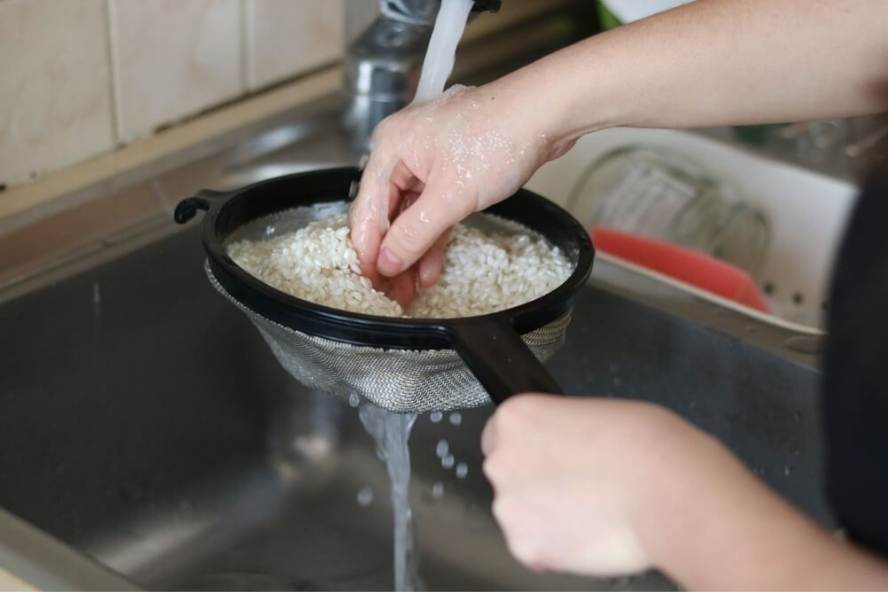 אישה מנקה את האורז