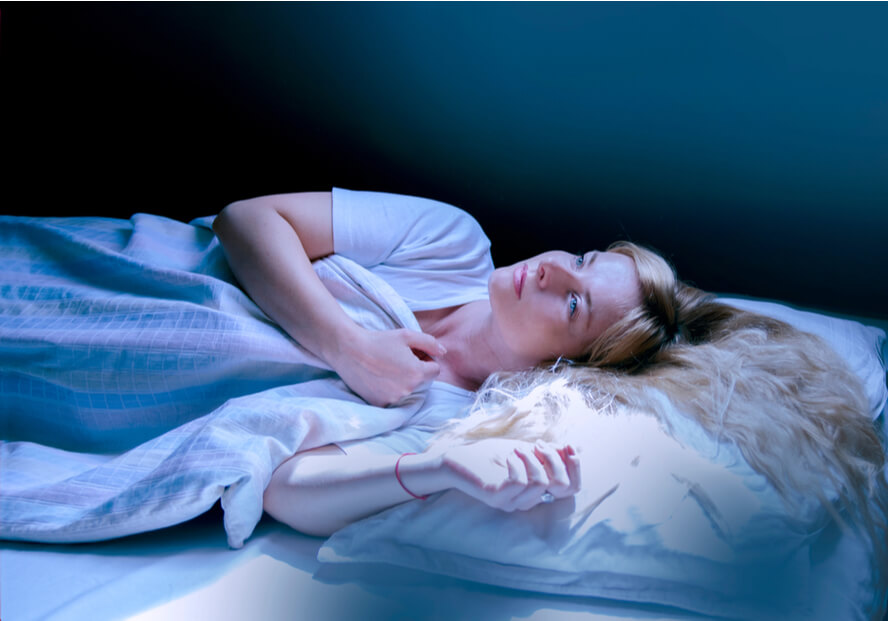 אישה ערה במיטתה לאחר חלום