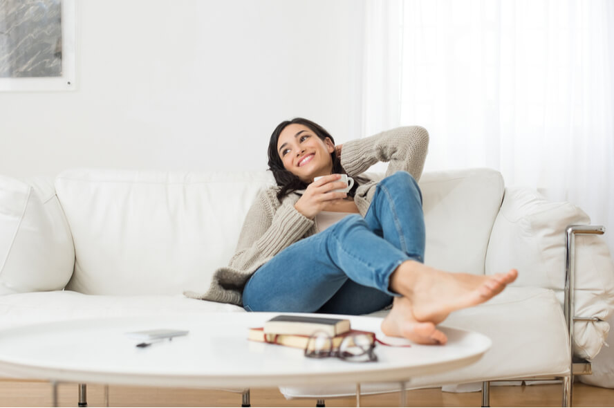 אישה נחה על הספה - צום או צום לסירוגין