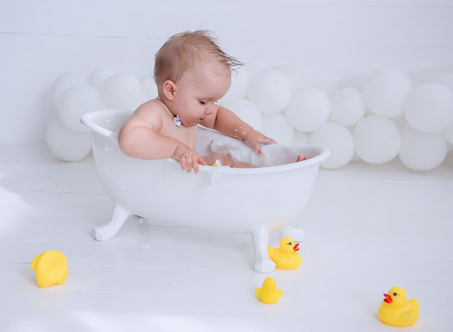 תינוק באמבטיית סוכר להוציא את התולעים מהטוסיק
