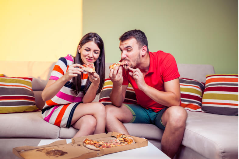 זוג אוכל מול הטלוויזיה - טיפים לירידה במשקל