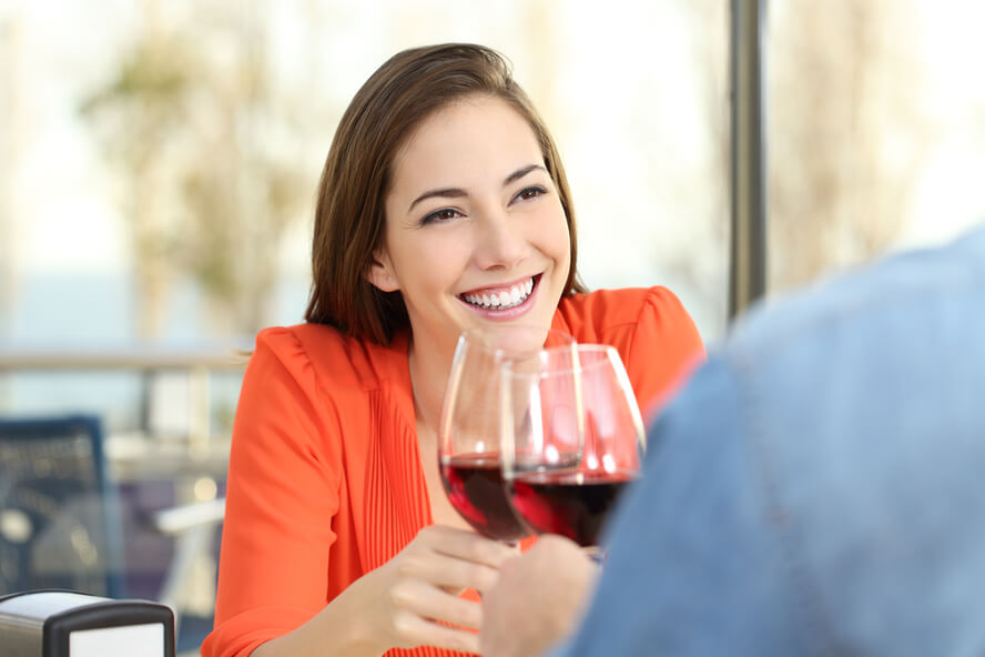 שאלות היכרות בזמן שגבר ואישה מרימים כוסית יין בדייט הראשון