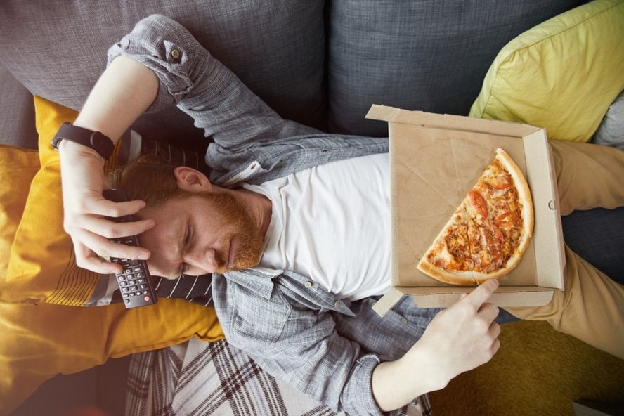 אכילה אינטואיטיבית: גבר עם חצי מגש פיצה 