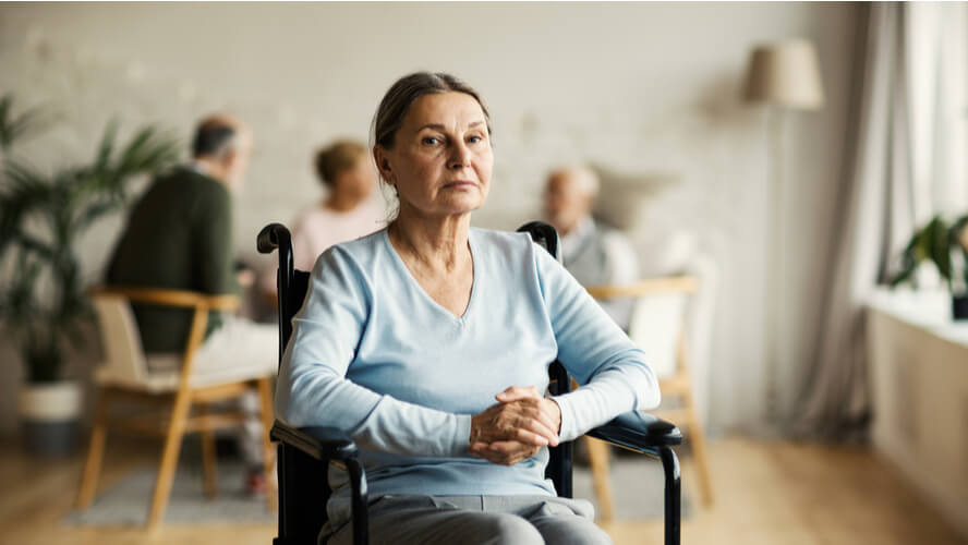 אישה מבוגרת על כיסא גלגלים
