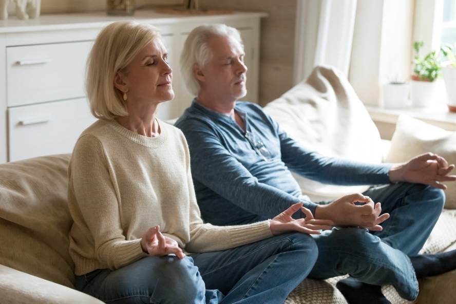 איך לשפר את הזיכרון - זוג מבוגר עושה מדיטציה