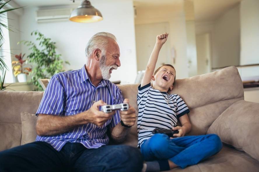 סבא ונכד משחקים במשחקי וידאו - איך לשפר את הזיכרון