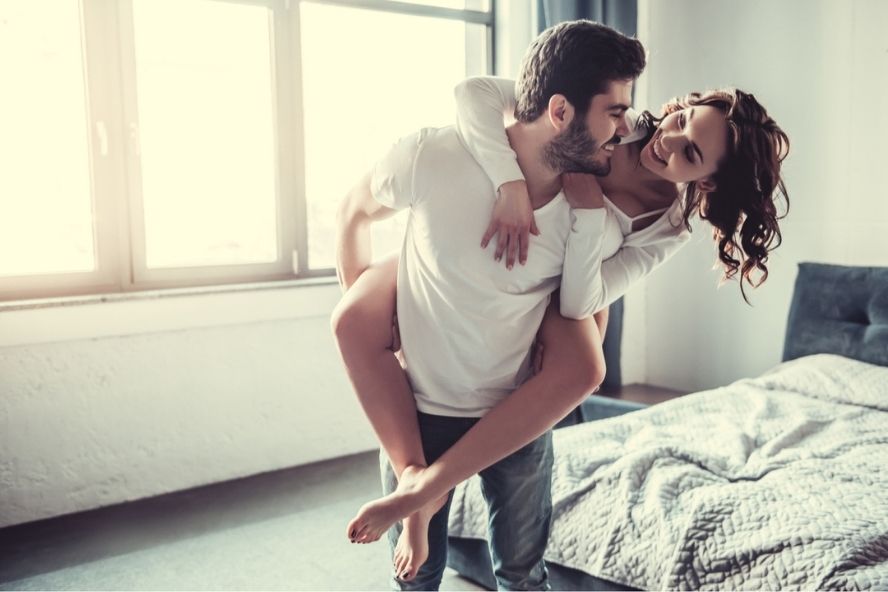 סקס בפעם הראשונה: זוג מבלה יחדיו בחדר השינה