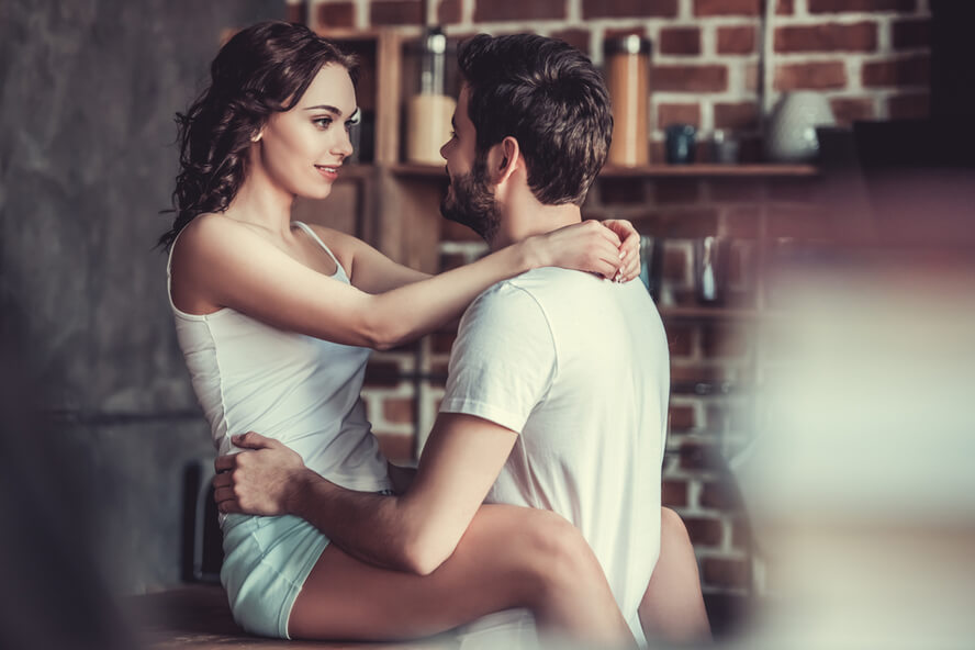 סקס בפעם הראשונה: גבר ואישה מחובקים לפני סקס ראשון