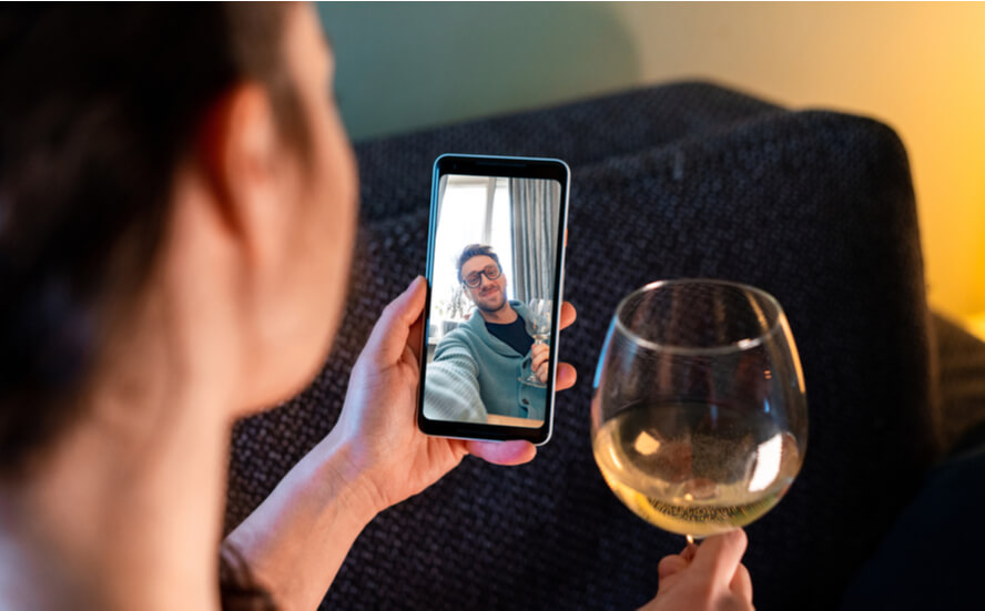 אישה מביטה בבן זוג בשיחת וידאו בטלפון - איך למצוא זוגיות