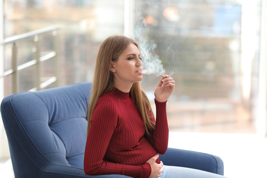 אישה מעשנת במהך ההיריון