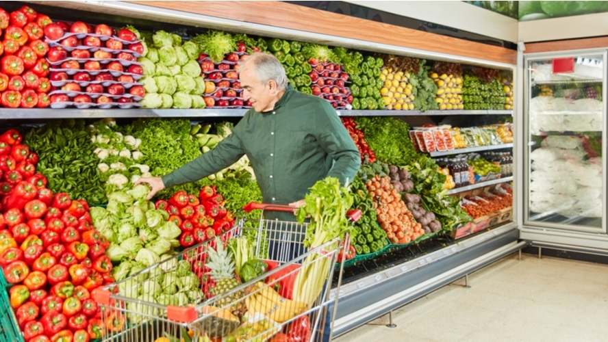 גבר בוחר ירקות בסופרמרקט